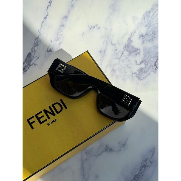 NEW Fendi FE40117I Black Wrap Shield Sunglasses - Picture 1 of 5